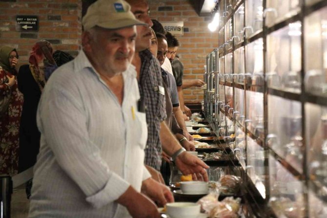 Bu Lokantada Bir Tabak Yemek Fiyatına 5 Çeşit Yemek Satılıyor