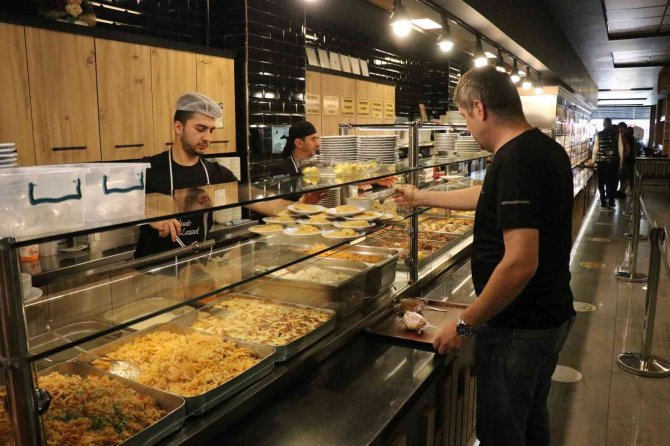 Bu Lokantada Bir Tabak Yemek Fiyatına 5 Çeşit Yemek Satılıyor