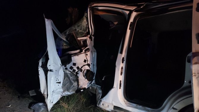 Sakarya’da İki Otomobil Ve Traktör Kazaya Karıştı: 1 Ölü, 4 Yaralı