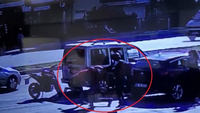 Trafikte Yol Verme Tartışmasında Polis Memuru Bıçaklandı: Olay Anı Kamerada