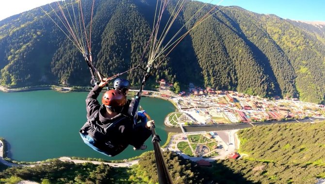 Arap Turistlerin Uzungöl’de Yamaç Paraşütü Keyfi