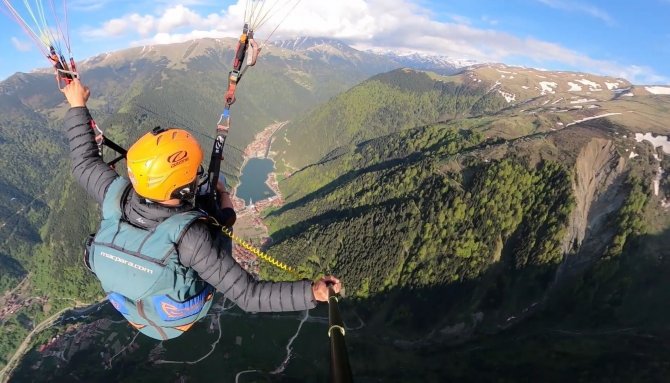 Arap Turistlerin Uzungöl’de Yamaç Paraşütü Keyfi