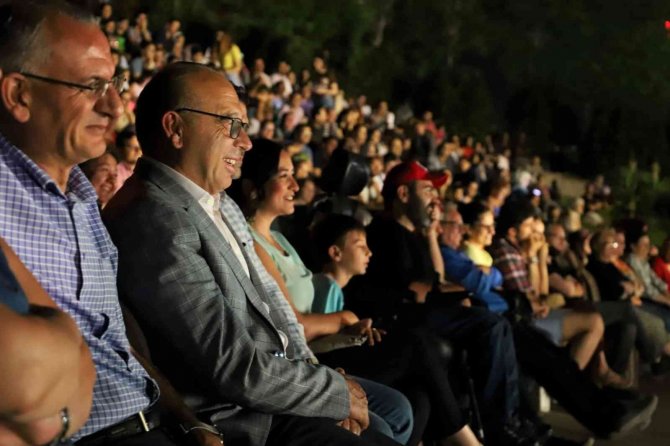 Turgutlu’da ‘Hırsız’ Oyunuyla Kahkaha Tufanı Yaşandı