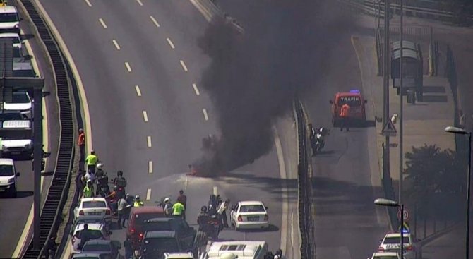 Üsküdar’da 15 Temmuz Şehitler Köprüsü Girişinde Bir Motosiklette Yangın Çıktı. Yol Ortasında Yanan Motosiklete İtfaiye Ekipleri Tarafından Müdahale Ediliyor.
