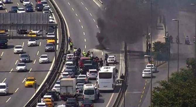 Üsküdar’da 15 Temmuz Şehitler Köprüsü Girişinde Bir Motosiklette Yangın Çıktı. Yol Ortasında Yanan Motosiklete İtfaiye Ekipleri Tarafından Müdahale Ediliyor.
