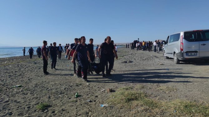 Van Gölü’ne Giren Çocuklardan 3’ünün Cansız Bedeni Bulundu