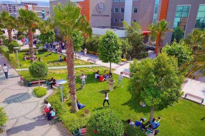 Yaşar Üniversitesi İlk 10’da