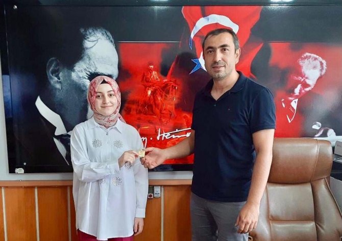 Yks İlçe Birincisi Olan Öğrenci Altın İle Ödüllendirildi