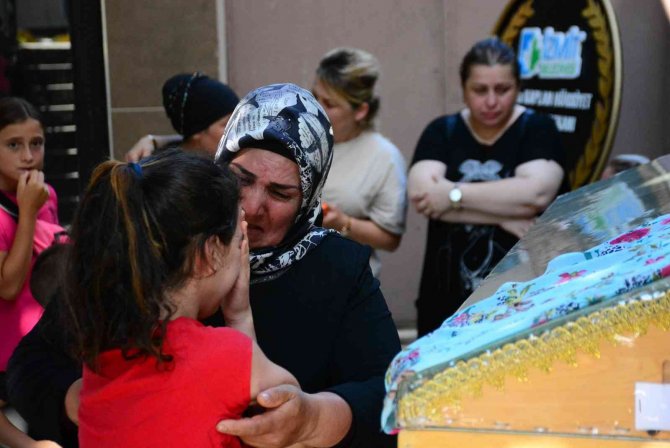 Babası Tarafından Bıçaklanarak Öldürülen Annesinin Tabutuna Sarılıp Ağladı