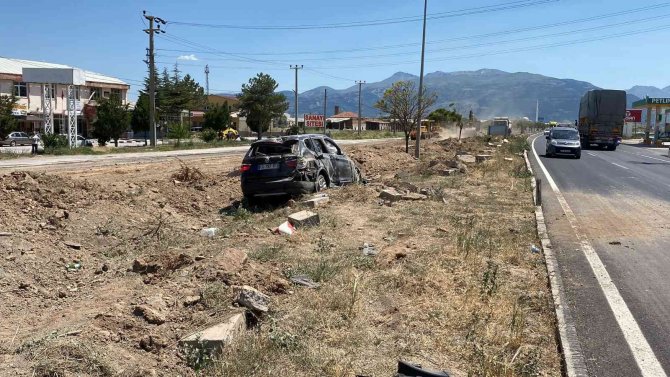 Gurbetçilerin Kullandığı Otomobiller Çarpıştı, 3 Kişi Yaralandı