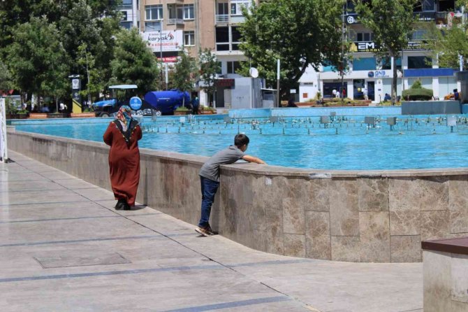 Sıcağı Gören Parklara Koştu