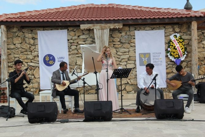 Müzede Türkü Dolu Saatler