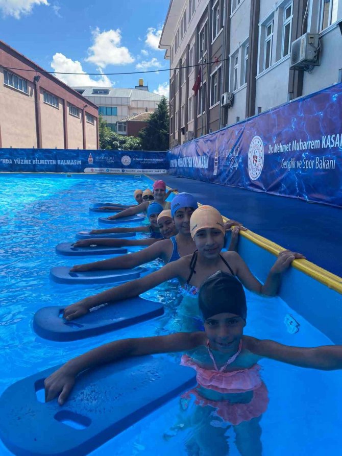 Beyoğlu’nda Çocuklar, Yazın Tadını Portatif Yüzme Havuzlarında Çıkartıyor