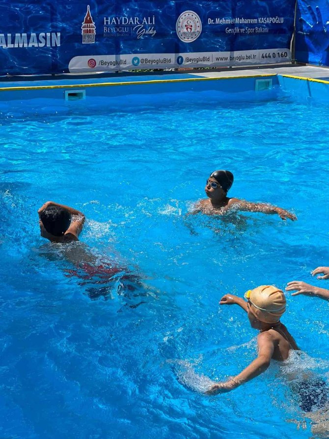 Beyoğlu’nda Çocuklar, Yazın Tadını Portatif Yüzme Havuzlarında Çıkartıyor