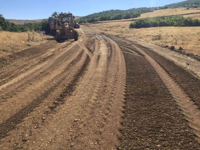 Genç’te Köy Yollarının Yapımı Sürüyor