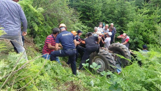 Devrilen Traktördeki Anne Ve Oğlu Yaralı Kurtuldu