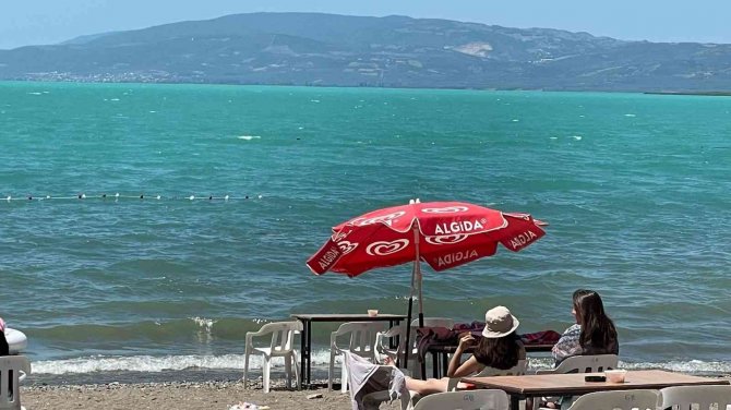 İ̇znik Gölü Turkuaz Renge Büründü