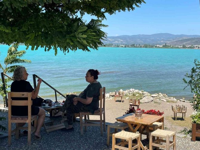 İ̇znik Gölü Turkuaz Renge Büründü