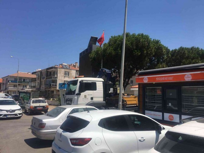 Büyükşehir Belediyesi İle Ak Partili Gür Ayvalık’a Ucuz Ekmek Yedirmeye Kararlı