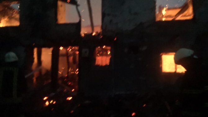 Paşaçayı Köyünde 2 Katlı Ev Yandı