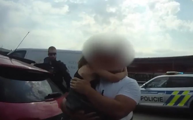 Çekya’da Arabada Bırakılan 3 Yaşındaki Çocuğu Polisler Kurtardı