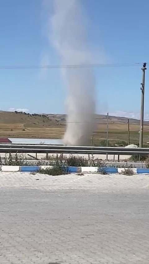 Karayolunda Çıkan Hortum Kameraya Böyle Yansıdı