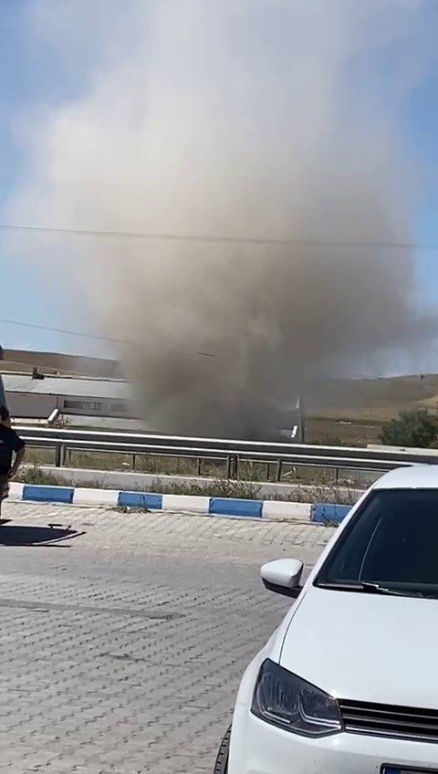 Karayolunda Çıkan Hortum Kameraya Böyle Yansıdı