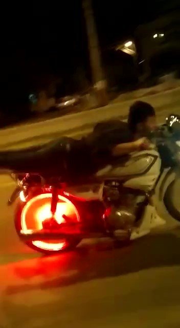 Ellerini Bırakıp Motorun Üzerinde Yatarak Gitti