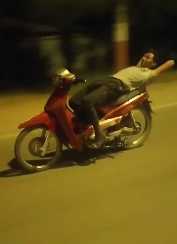 Ellerini Bırakıp Motorun Üzerinde Yatarak Gitti