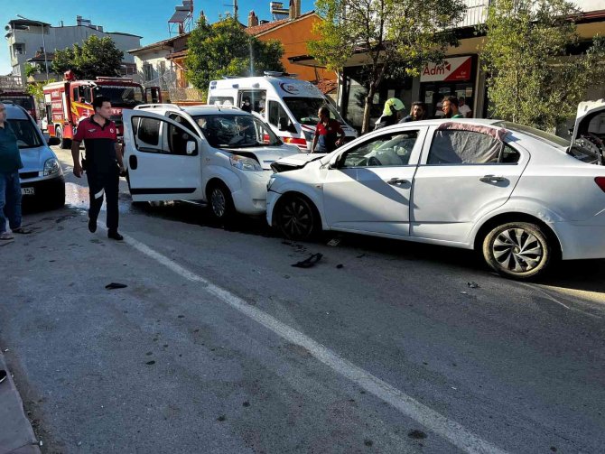 İ̇ki Otomobil Kafa Kafaya Çarpıştı: 5 Yaralı