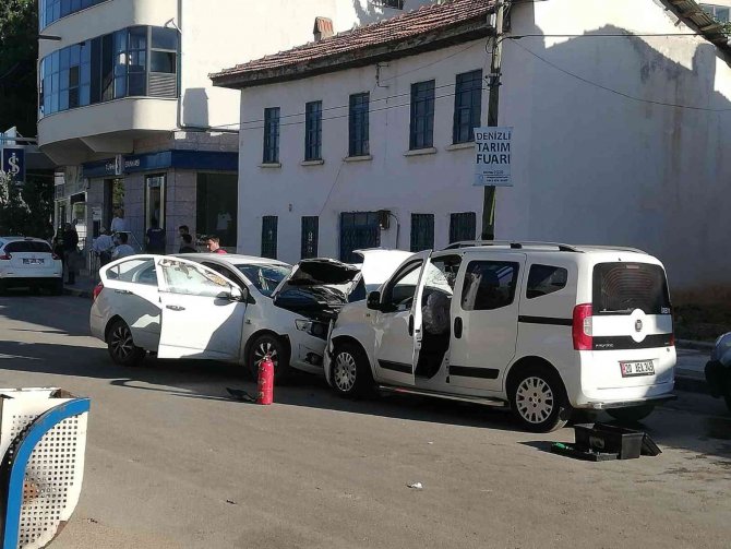 İ̇ki Otomobil Kafa Kafaya Çarpıştı: 5 Yaralı