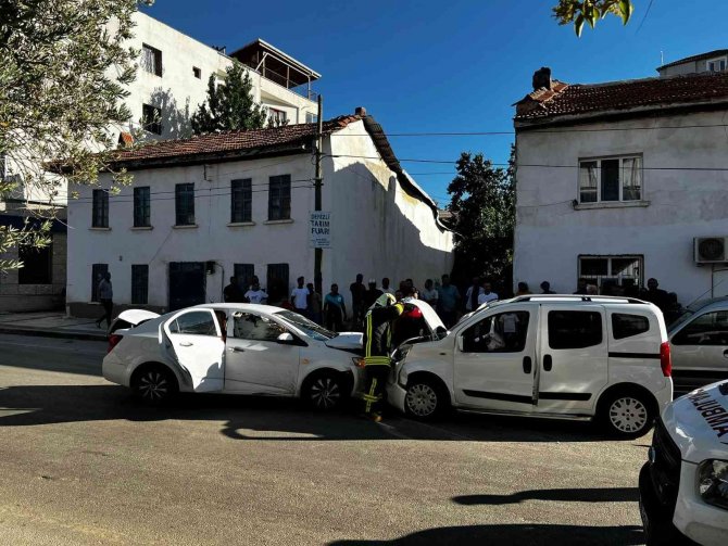 İ̇ki Otomobil Kafa Kafaya Çarpıştı: 5 Yaralı
