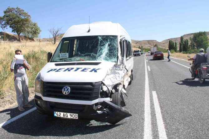 Elazığ’da Kamyon İle Minibüs Çarpıştı: 2 Yaralı