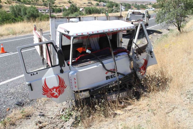 Elazığ’da Kamyon İle Minibüs Çarpıştı: 2 Yaralı