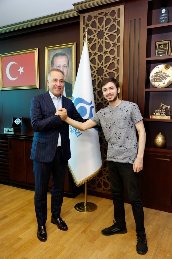 Ekpss’ye Sultangazi Belediyesi İle Hazırlanan Genç, Türkiye Birincisi Oldu
