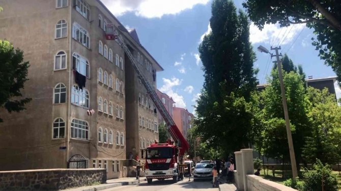 Anne Anahtarı Evde Unuttu, 1 Yaşındaki Bebek Evde Mahsur Kaldı
