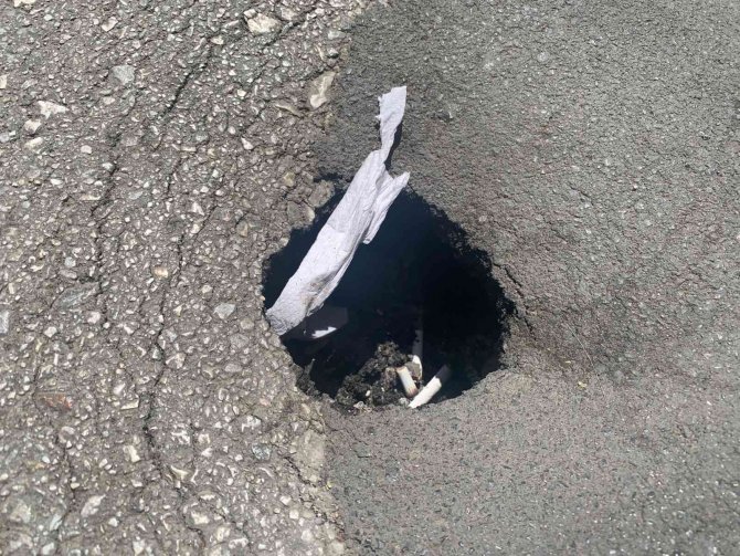 Kaldırımdaki İlginç Delikler Tehlike Saçıyor