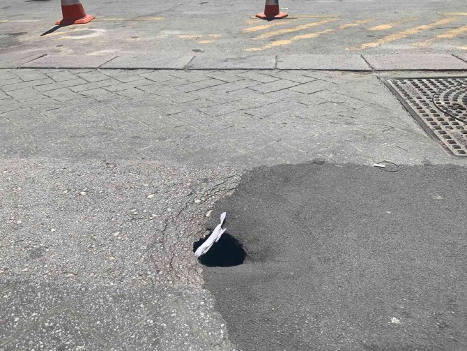 Kaldırımdaki İlginç Delikler Tehlike Saçıyor