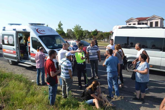 İ̇şçi Servisi Kırmızı Işıkta Bekleyen Kamyona Çarptı: 13 Yaralı