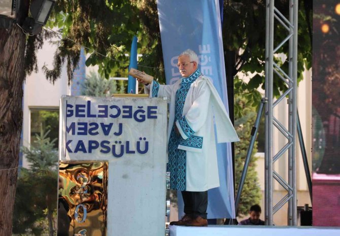Neü’de Geleceğe Mesajlı Mezuniyet Coşkusu