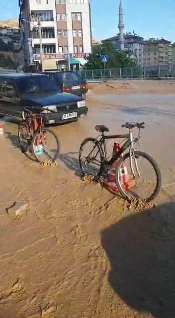 Gümüşhane’de Su Borusu Patladı, Yol Sular Altında Kaldı