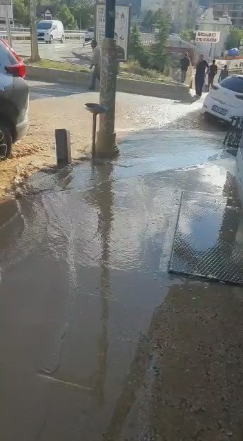 Gümüşhane’de Su Borusu Patladı, Yol Sular Altında Kaldı