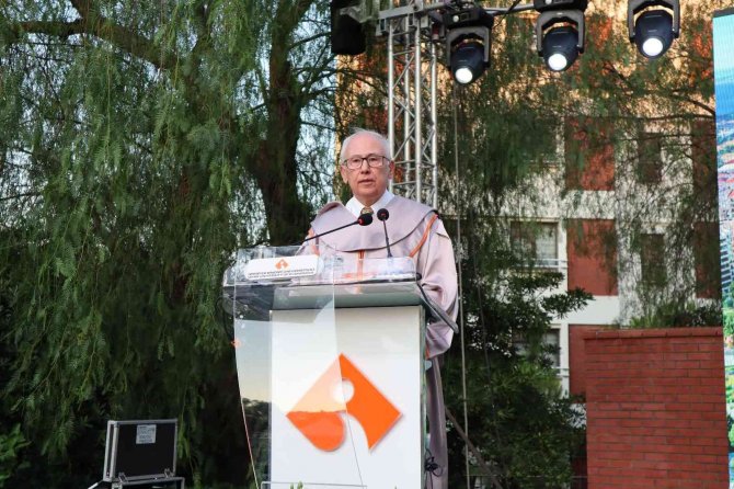 İ̇eü Tıp Fakültesinin Gurur Gecesi: 59 Akademisyen Cübbelerini Giydi