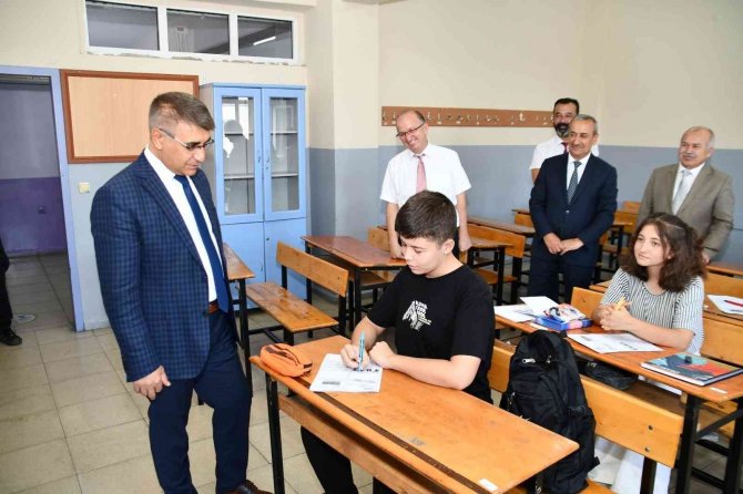 Yaz Okulu Kursları Öğrencilerin Bilgilerini Pekiştirmelerini Sağlıyor