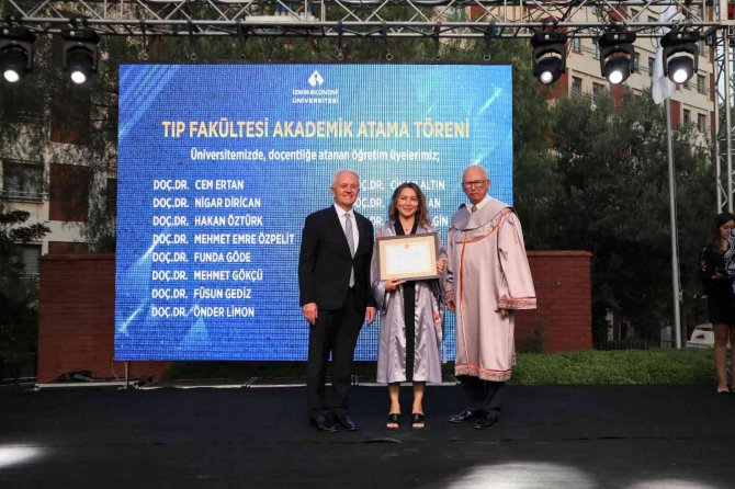 İ̇eü Tıp Fakültesinin Gurur Gecesi: 59 Akademisyen Cübbelerini Giydi