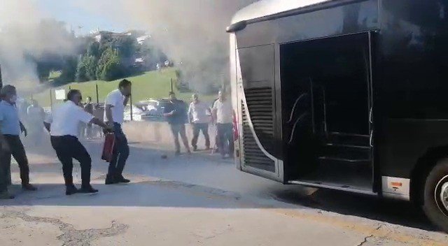 Kadıköy’de Metrobüste Yangın Çıktı, Yolcular Panikle Dışarı Atladı