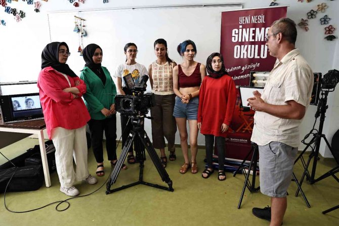 “Kadının Gözüyle Sinemanın Gücüyle” Sloganı İle Kamera Arkasına Geçtiler