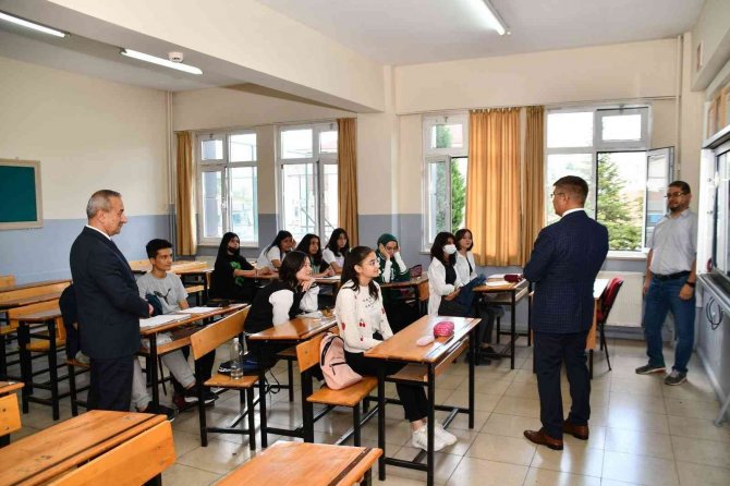 Yaz Okulu Kursları Öğrencilerin Bilgilerini Pekiştirmelerini Sağlıyor