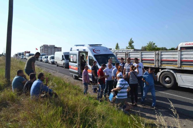 İ̇şçi Servisi Kırmızı Işıkta Bekleyen Kamyona Çarptı: 13 Yaralı