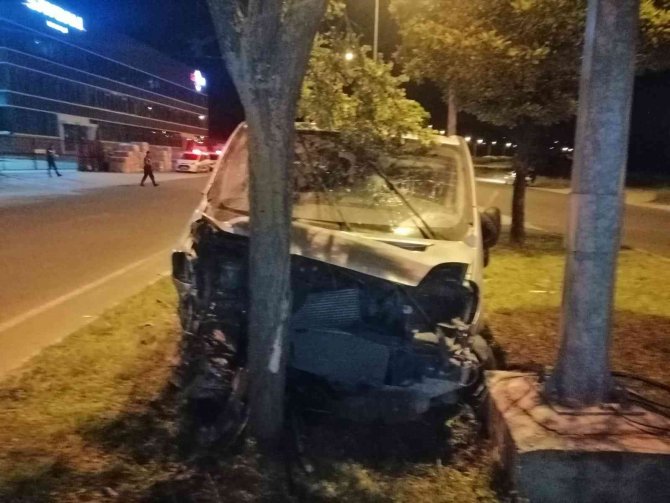 2 Otomobil Çarpıştı. 1’i Ağır 3 Yaralı